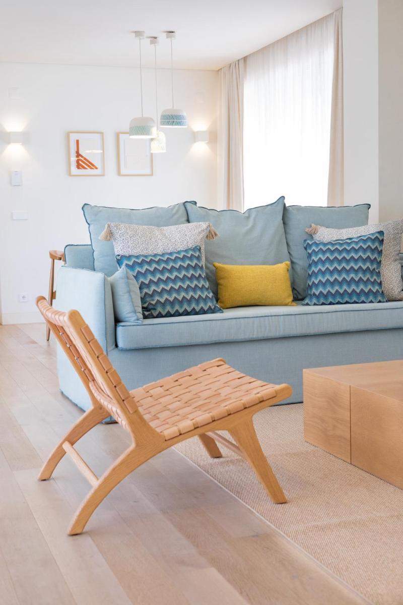 Uma área de estar em White Shell Beach Villas