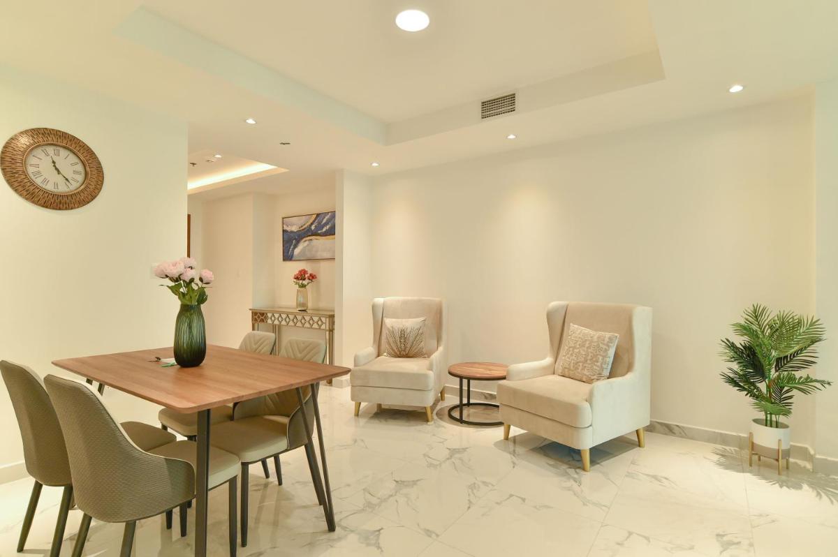 Luxury Escapes - View of Canal & Burj Khalifa 1BR Large Premium Apt - Amna Tower - Housity