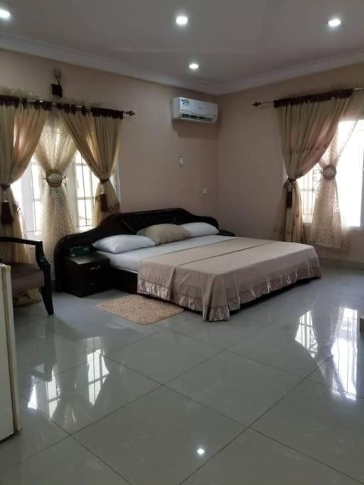 Suitetrails - Eny's Place, 3 Bedroom Service Duplex Apartment