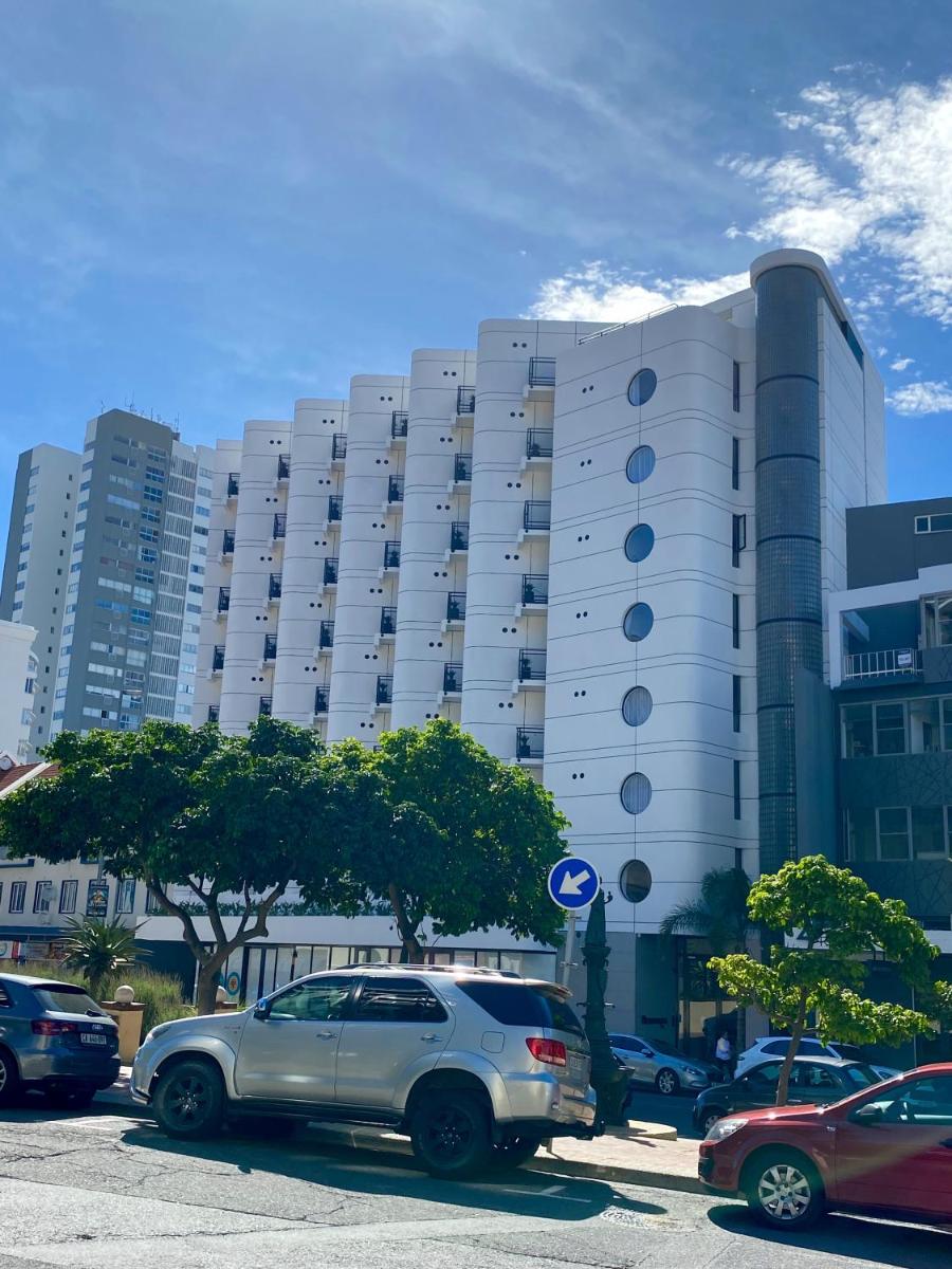 Stay Blissful at The Flamingo - Housity
