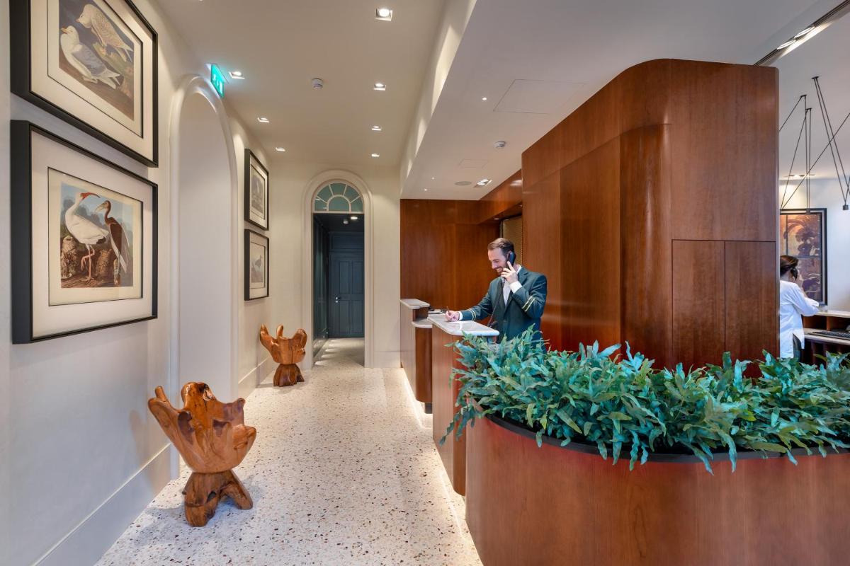A área de receção ou átrio de Bairro Alto Hotel