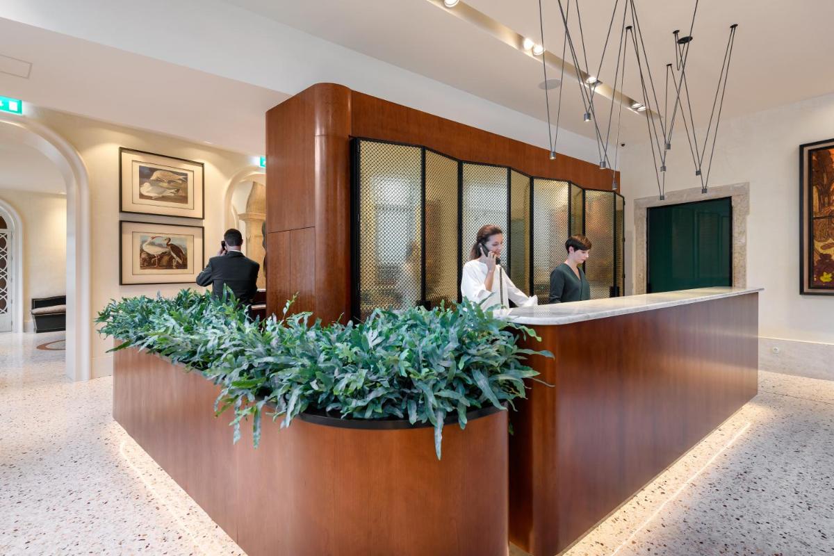 A área de receção ou átrio de Bairro Alto Hotel