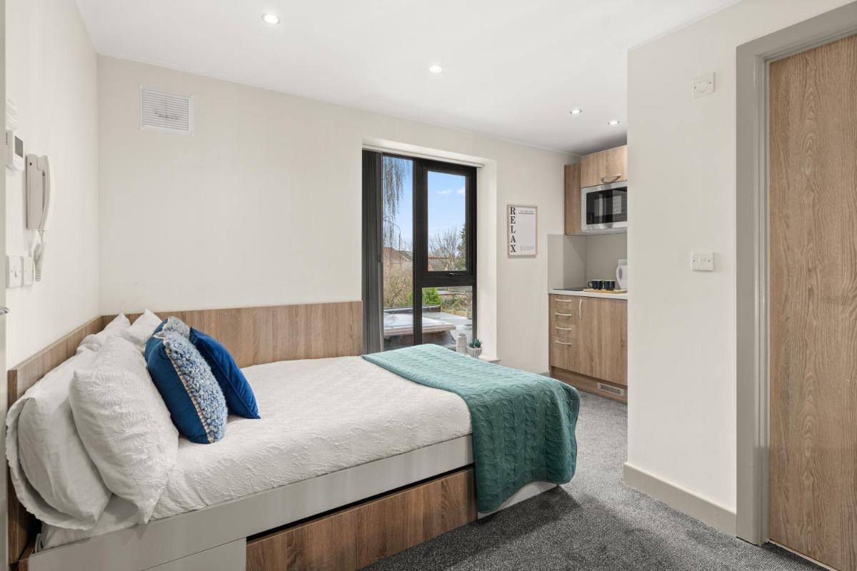 Modern Studio Apartment with Free Parking in Wolverhampton 5min walk to City Centre - Housity