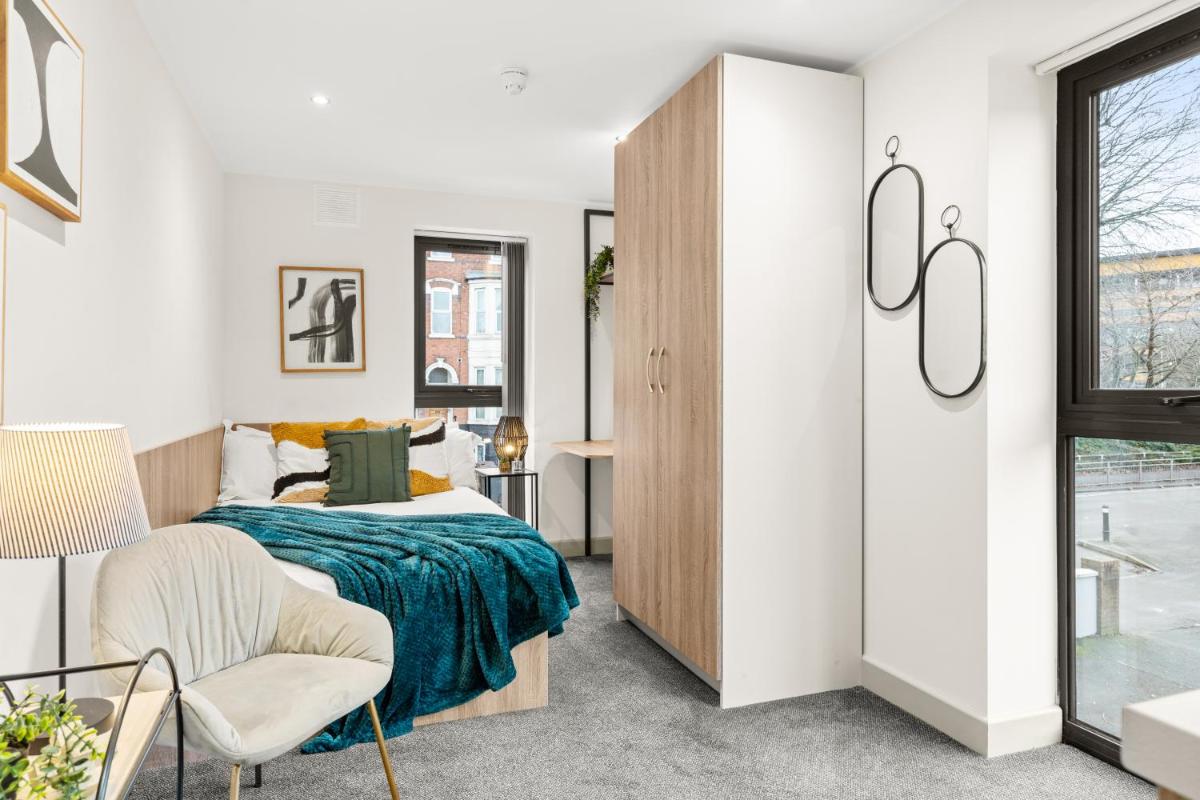 Modern Studio Apartment with Free Parking in Wolverhampton 5min walk to City Centre - Housity
