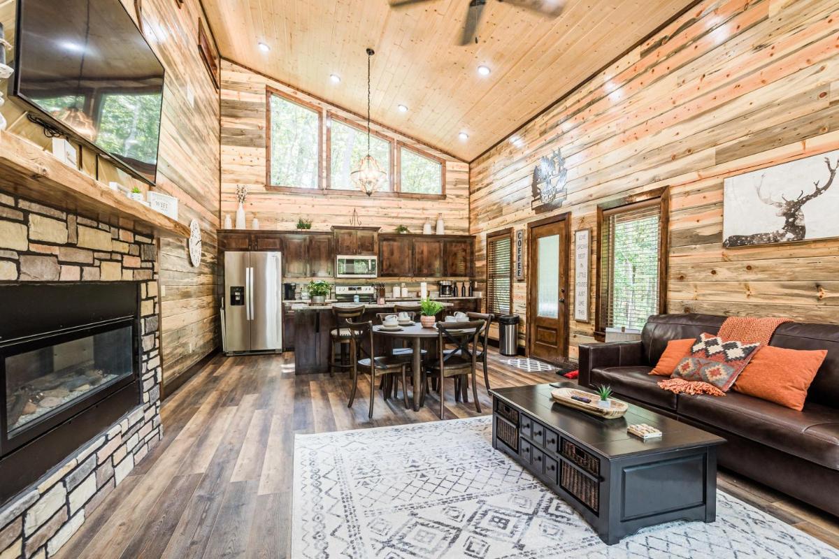 Brand New Calvert's Copper Cabin for Couples, Hot Tub, Free Firewood - Housity