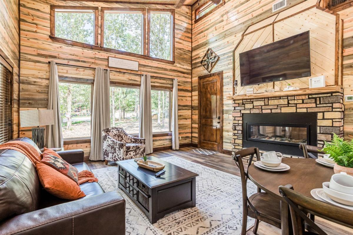 Brand New Calvert's Copper Cabin for Couples, Hot Tub, Free Firewood - Housity