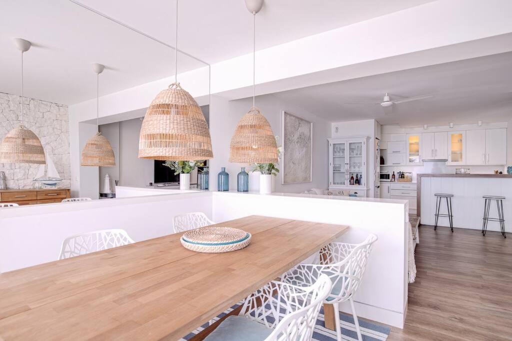 Beautiful 2 bedrooms town house. Frontline beach - Housity