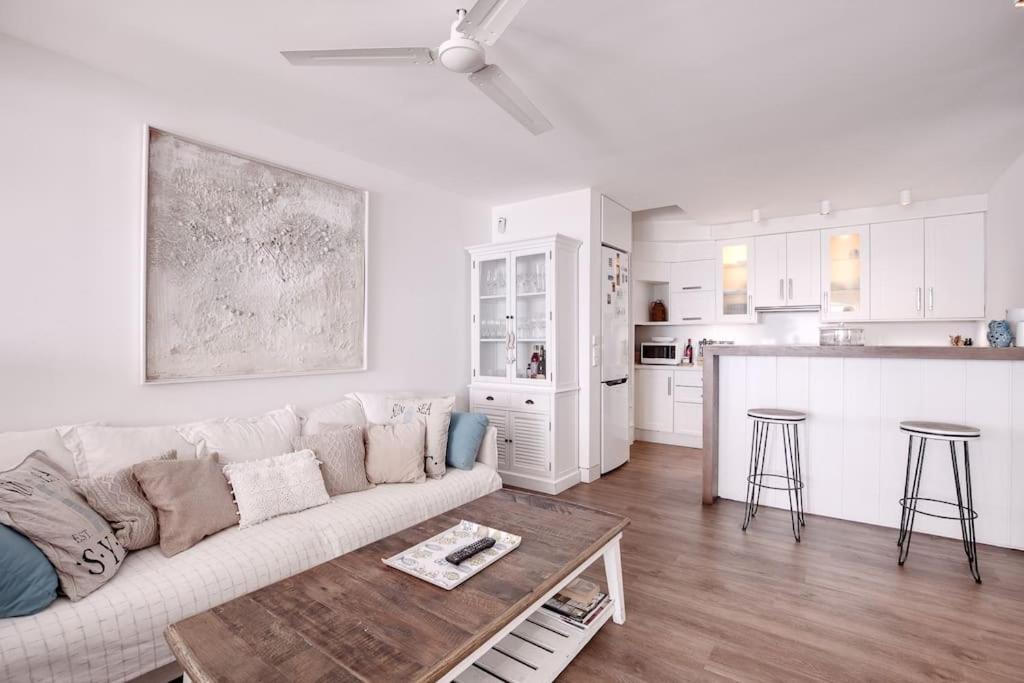 Beautiful 2 bedrooms town house. Frontline beach - Housity