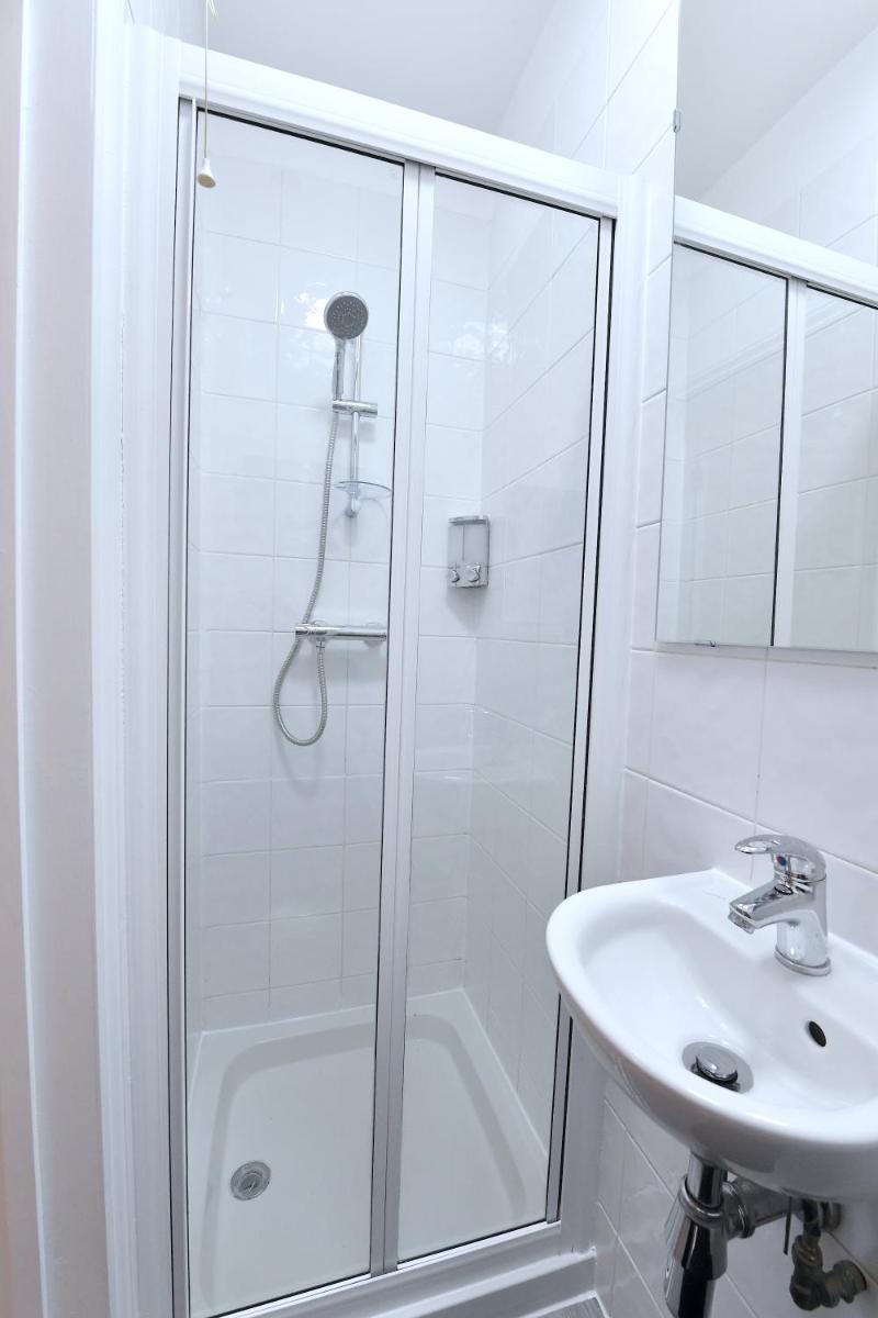 Central London Luxury Studios Fulham Close to Underground Newly Refurbished - Housity