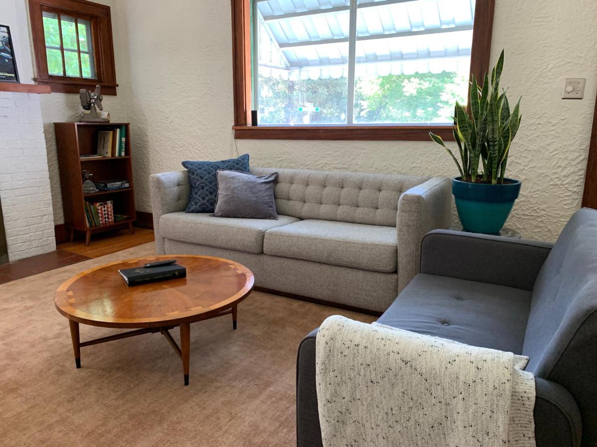 2BR Historic Home in DT Urbana: 2 Thumbs Up - Housity