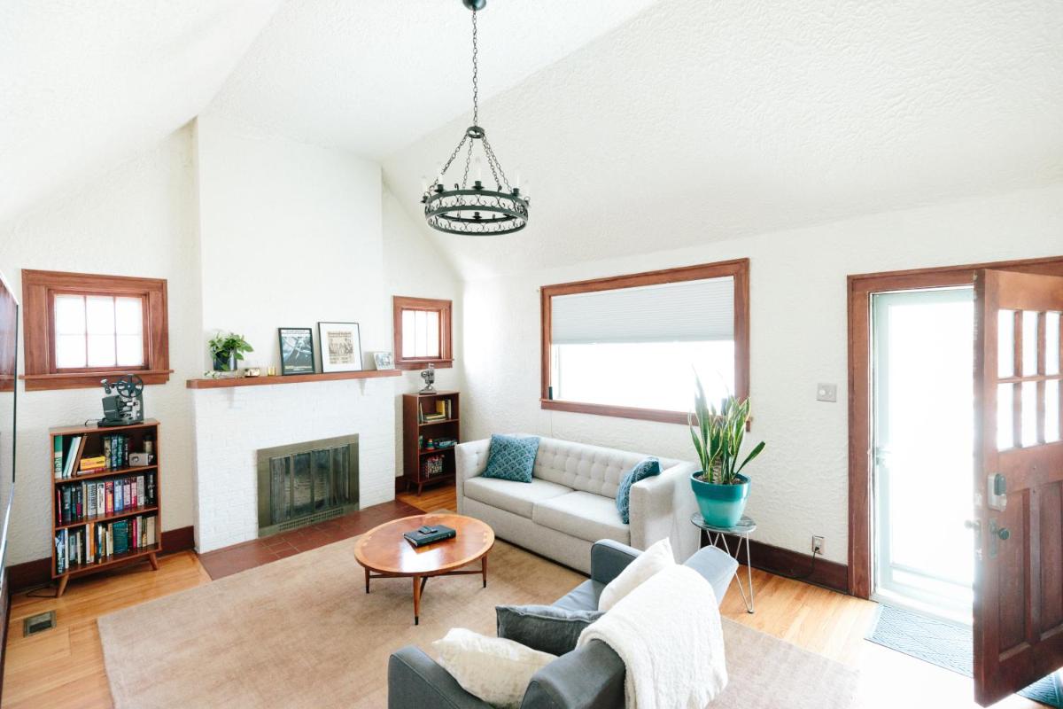 2BR Historic Home in DT Urbana: 2 Thumbs Up - Housity