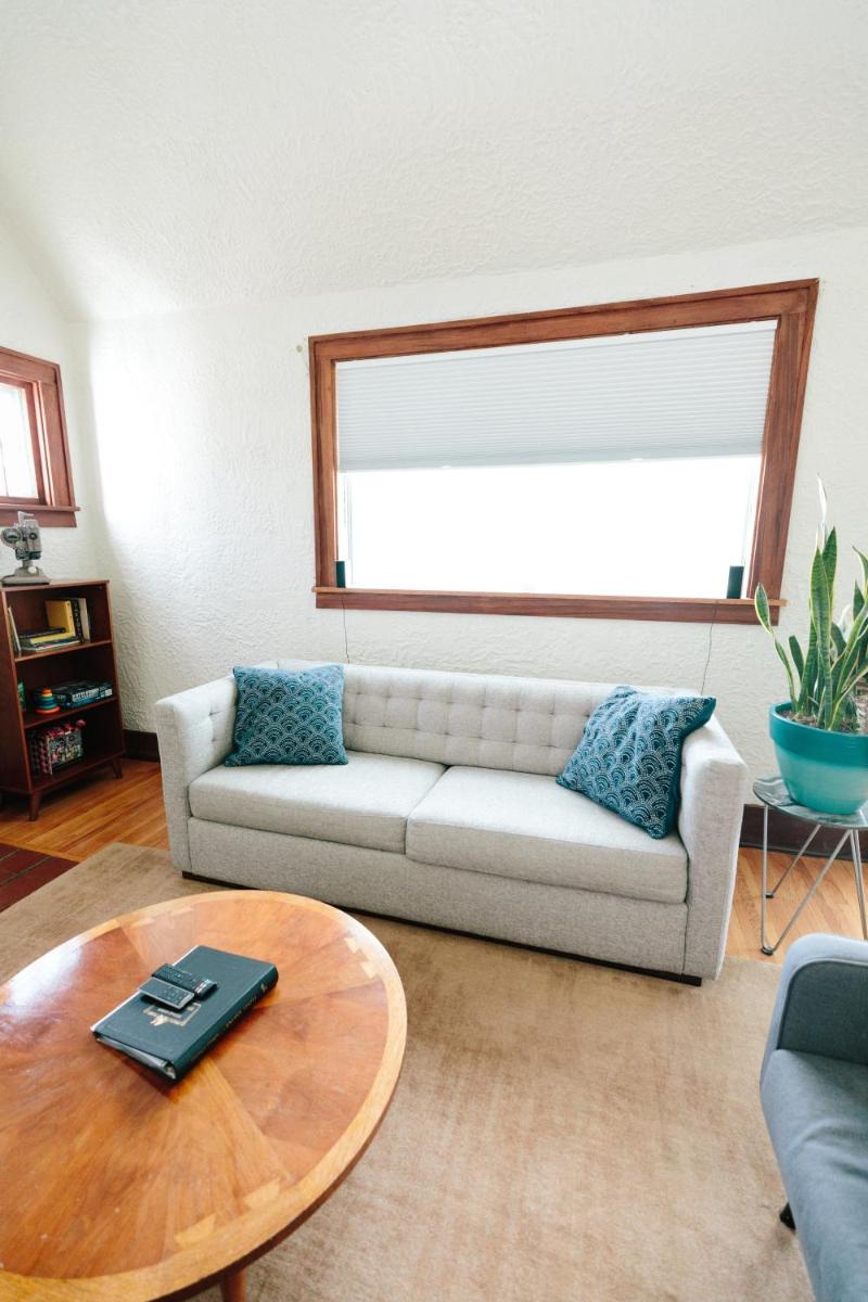 2BR Historic Home in DT Urbana: 2 Thumbs Up - Housity