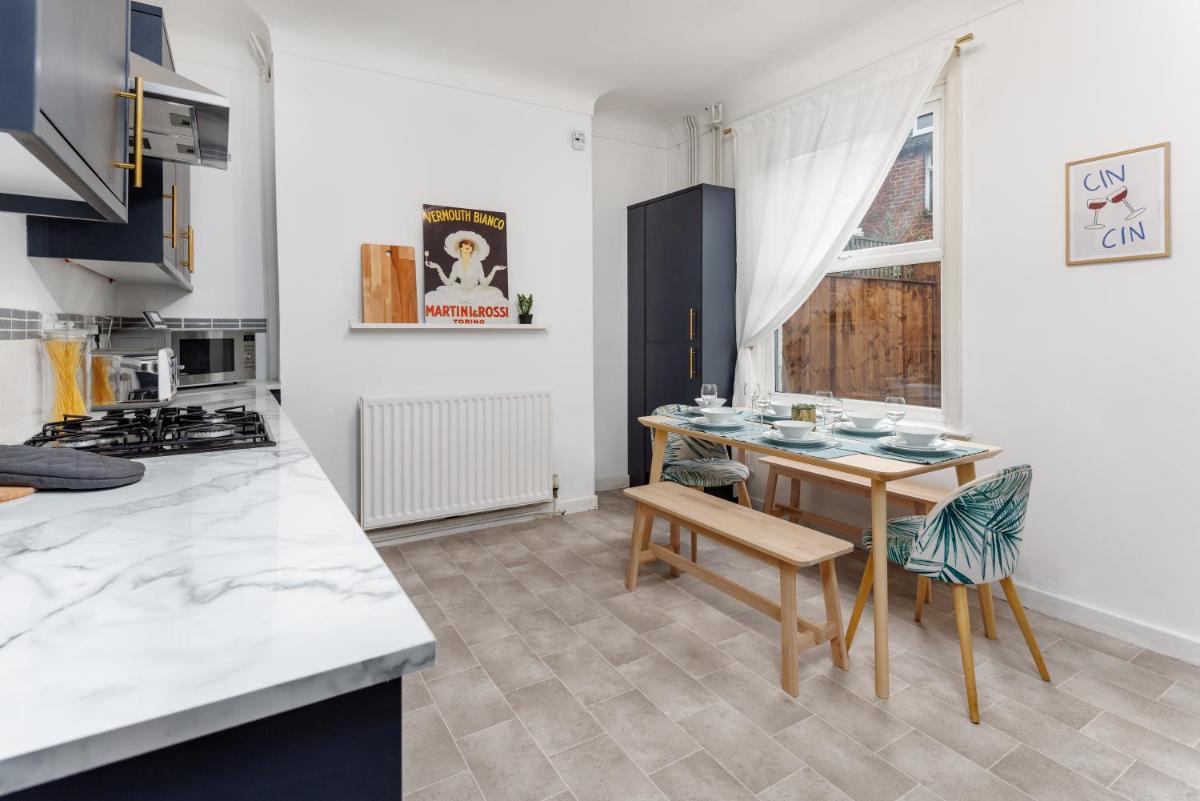 Air Host and Stay - Talton House, sleeps 5, 7 minutes drive to city centre, free parking - Housity