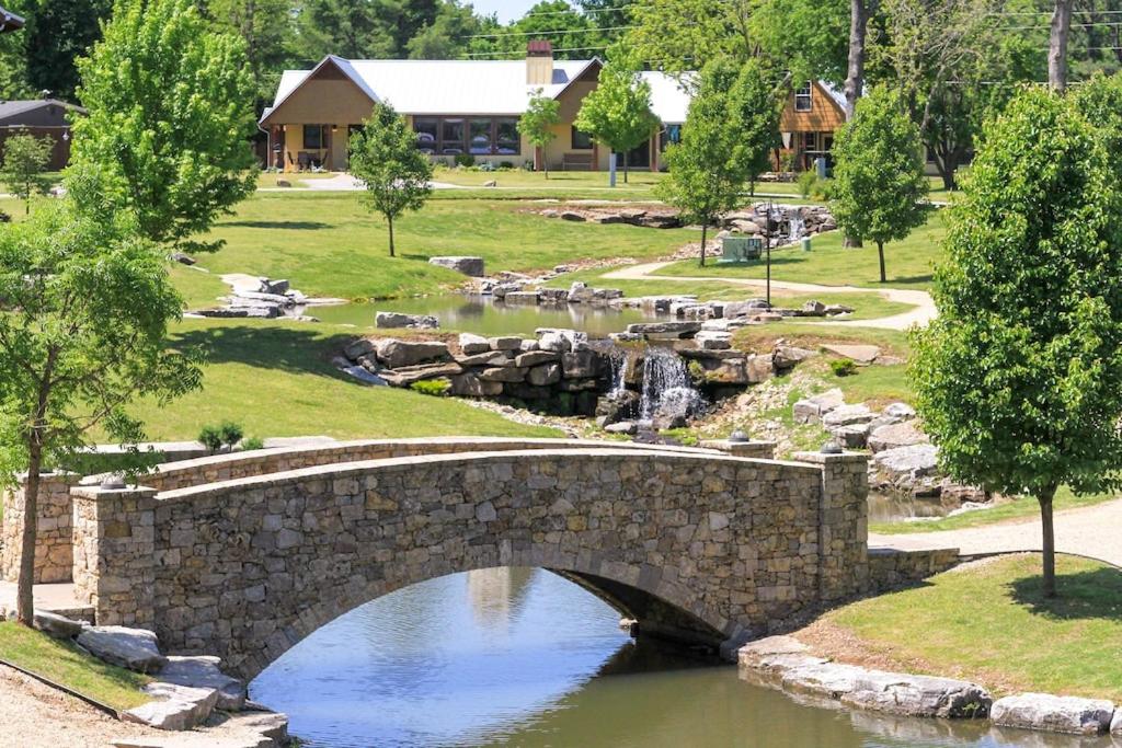 Grand Lake Reunion House-Community pool, hot tub, lake access - Housity