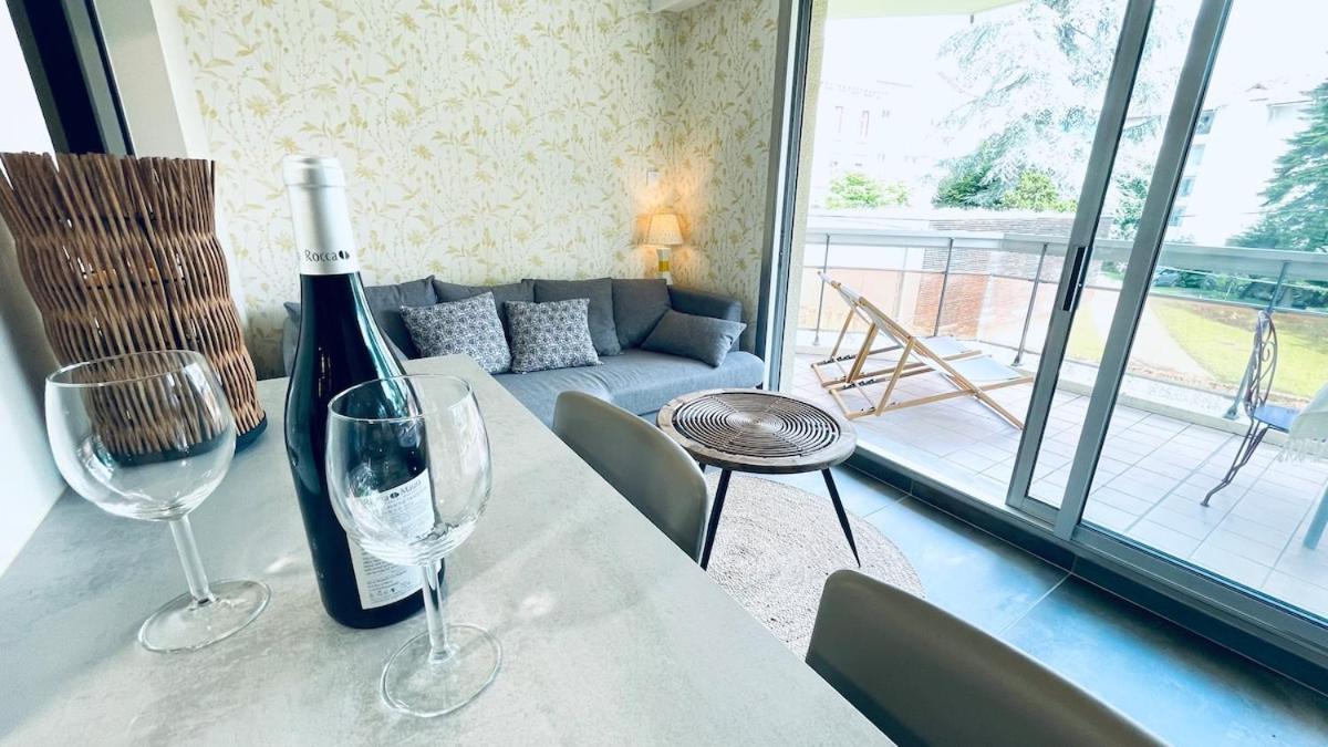 Voiron centre, grande terrasse, parking, calme - Hizvo