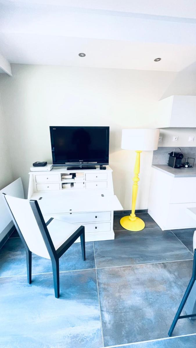 Voiron centre, grande terrasse, parking, calme - Hizvo