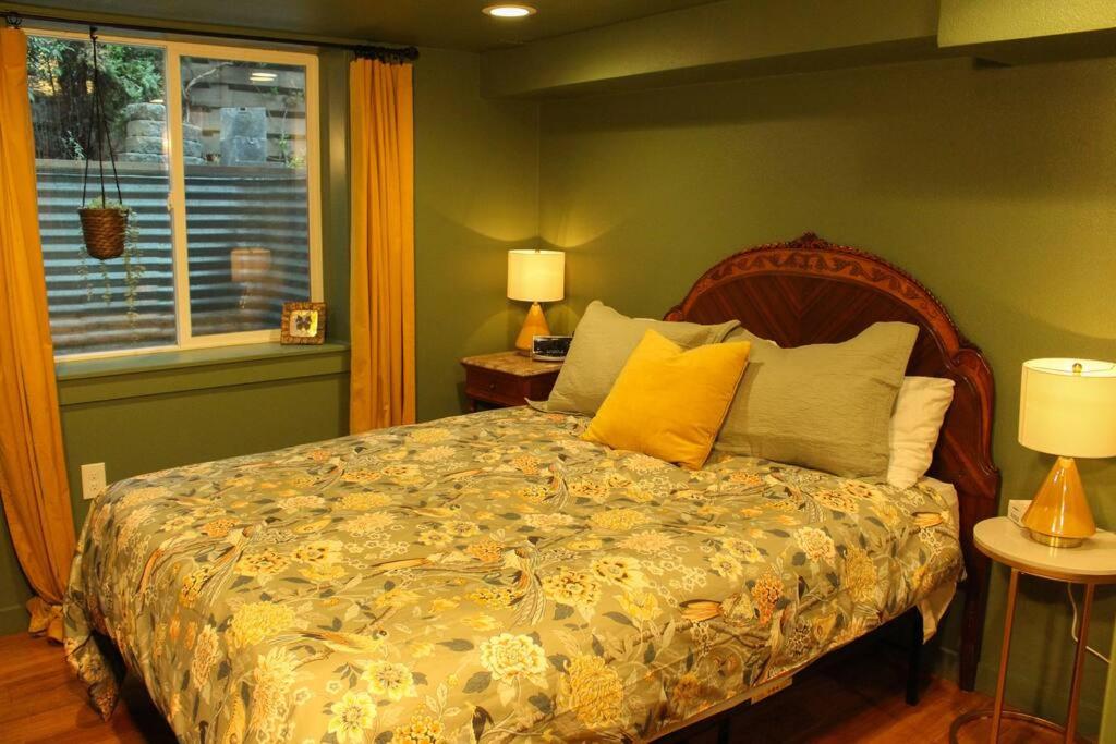 Heart of Woodstock, 10 min walk to Reed, 1 bedroom - Housity
