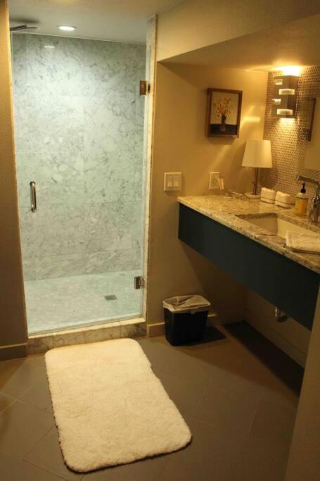 Heart of Woodstock, 10 min walk to Reed, 1 bedroom - Housity