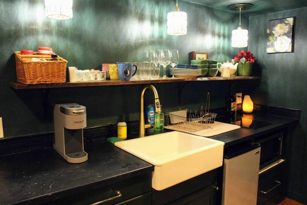 Heart of Woodstock, 10 min walk to Reed, 1 bedroom - Housity