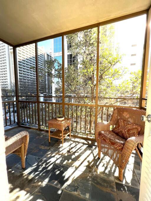 Charming - Close to Mercedes Benz - Americas Mart - Housity