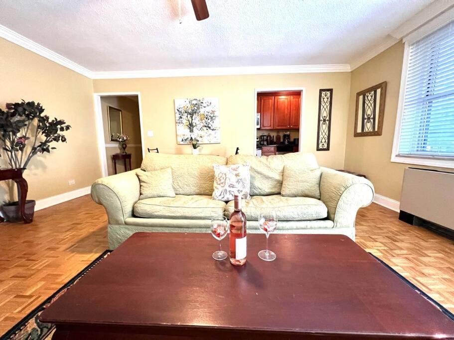 Charming - Close to Mercedes Benz - Americas Mart - Housity