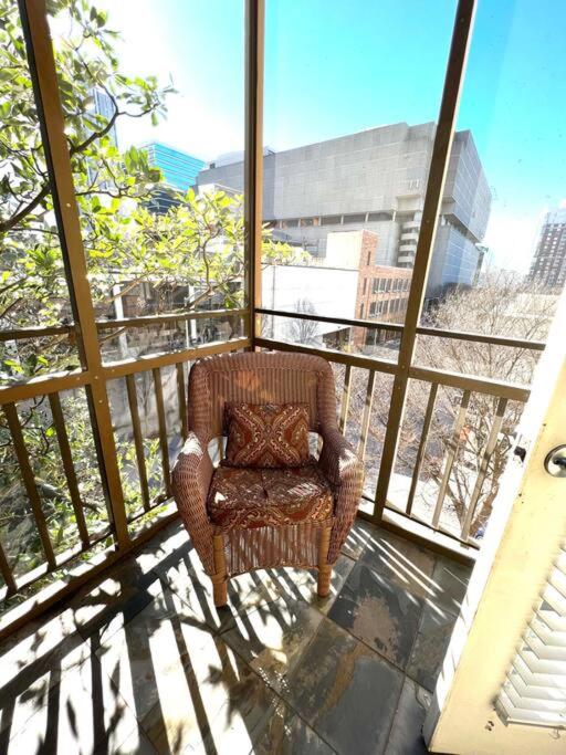 Charming - Close to Mercedes Benz - Americas Mart - Housity