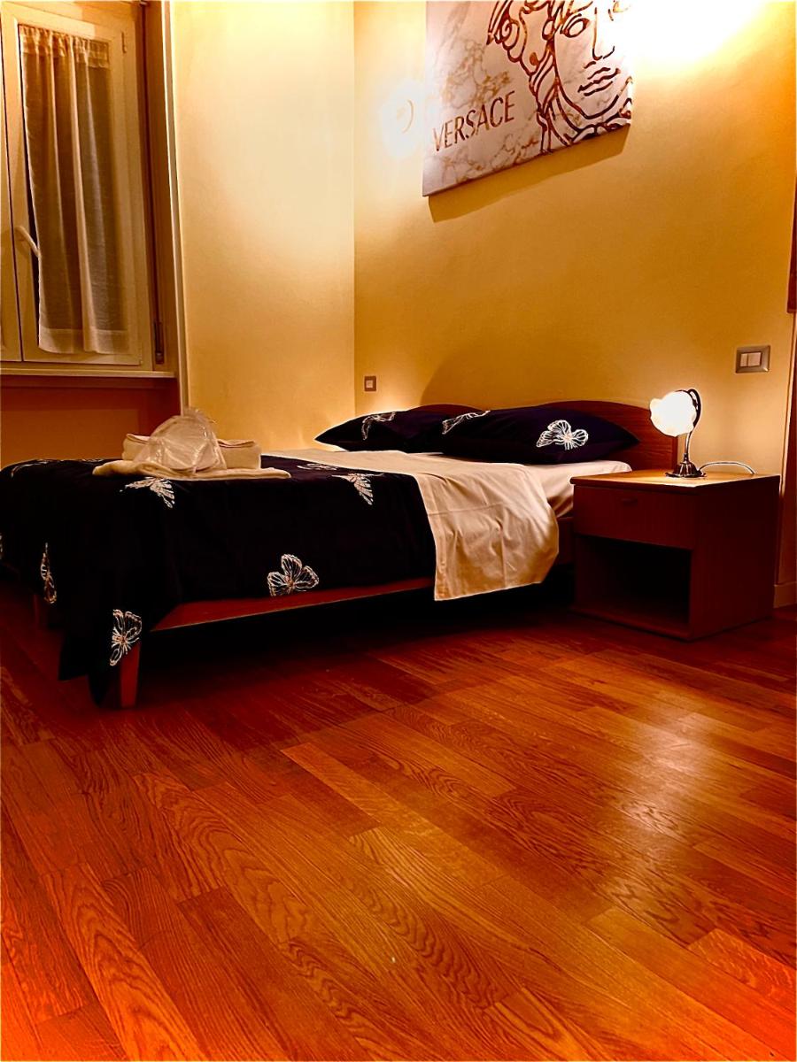 Easy Room Italy Balcony - Housity