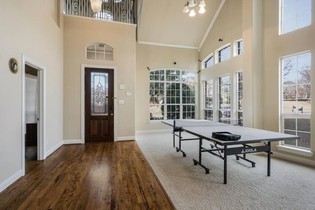Bright Mansion 30 Min From Dallas Enjoy Smores Kits and Snacks - Housity