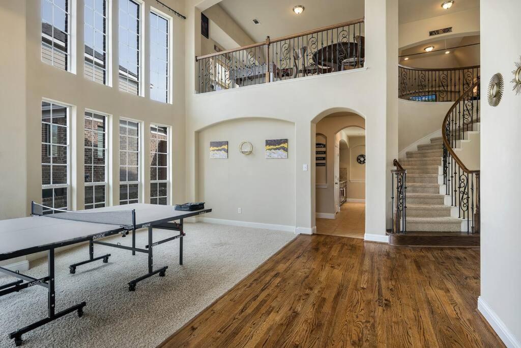 Bright Mansion 30 Min From Dallas Enjoy Smores Kits and Snacks - Housity