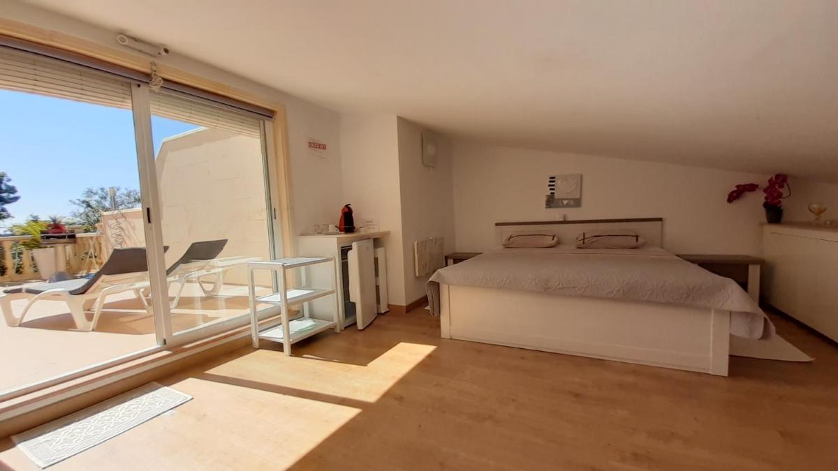 habitación con techo inclinado y vista al mar - Housity