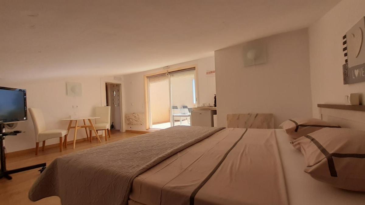 habitación con techo inclinado y vista al mar - Housity