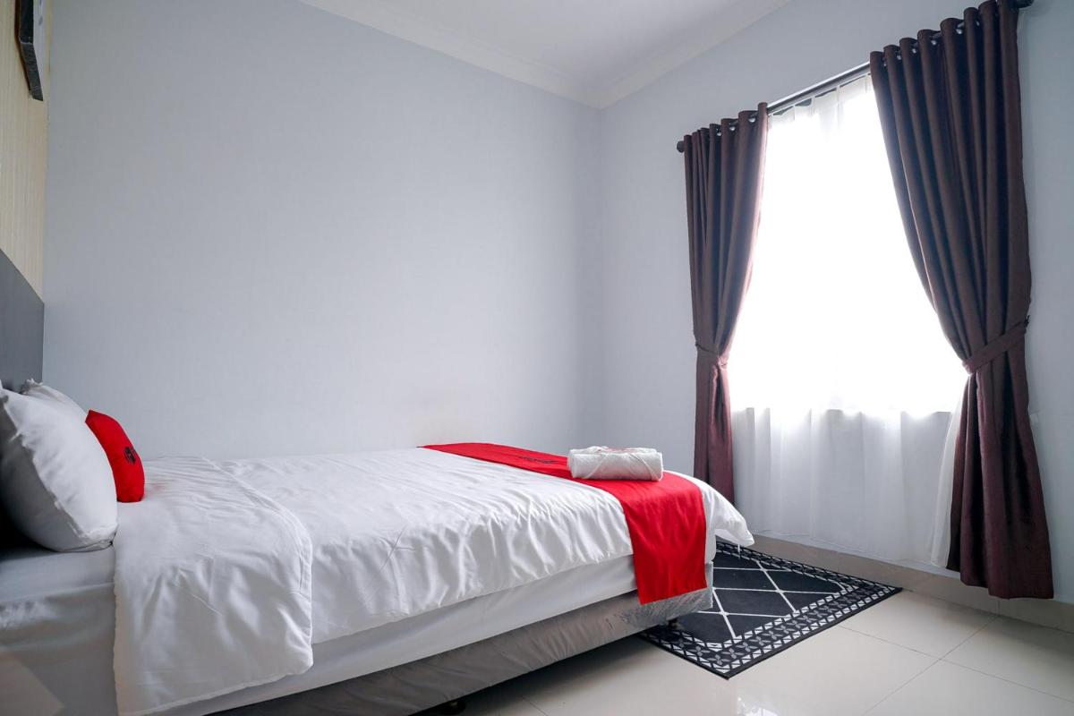 RedDoorz Premium at Raja Hostel Syariah - Housity