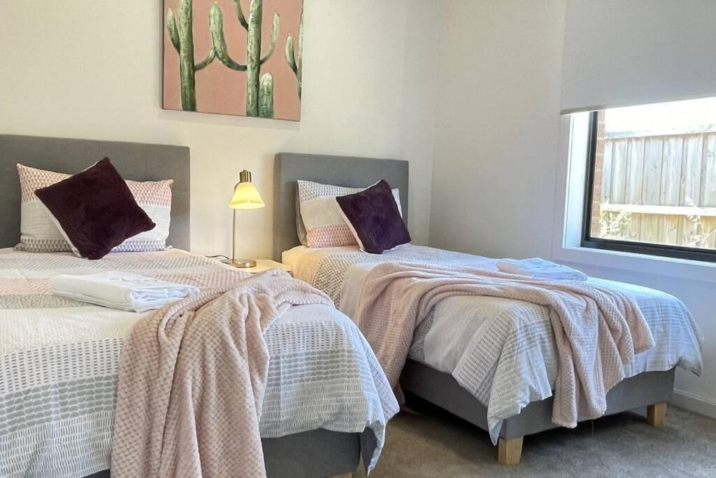 New 5-BRM Rental House Free Parking Wifi @Melton - Housity