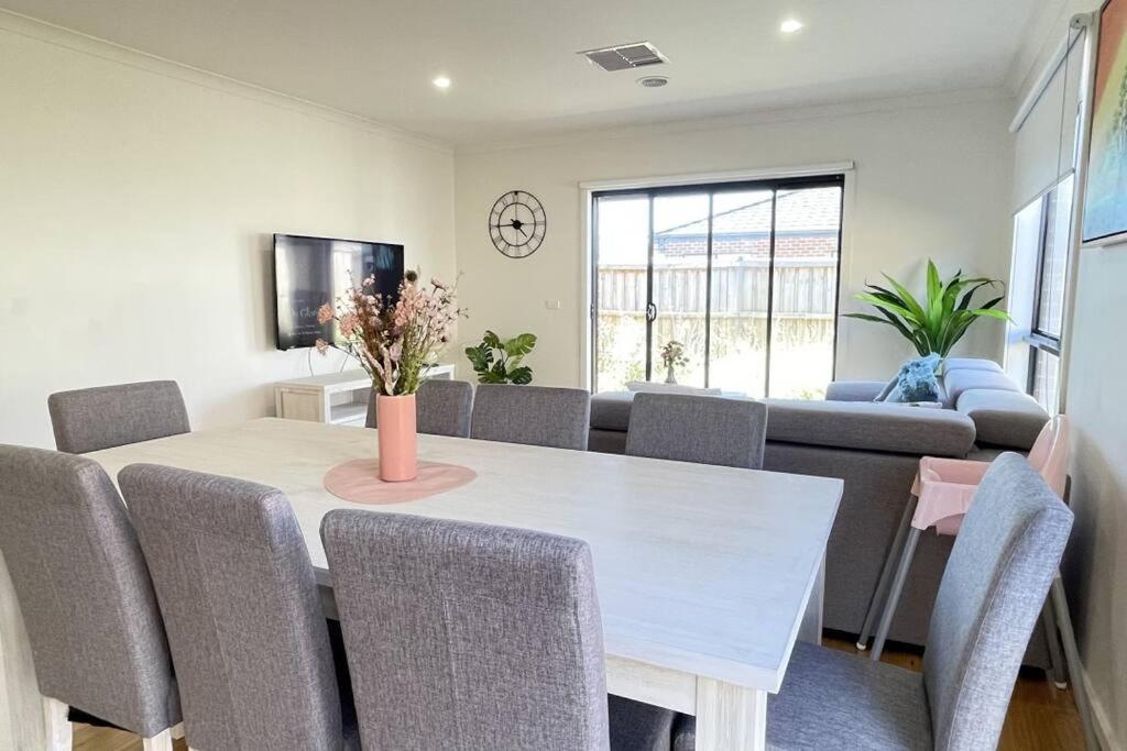New 5-BRM Rental House Free Parking Wifi @Melton - Housity