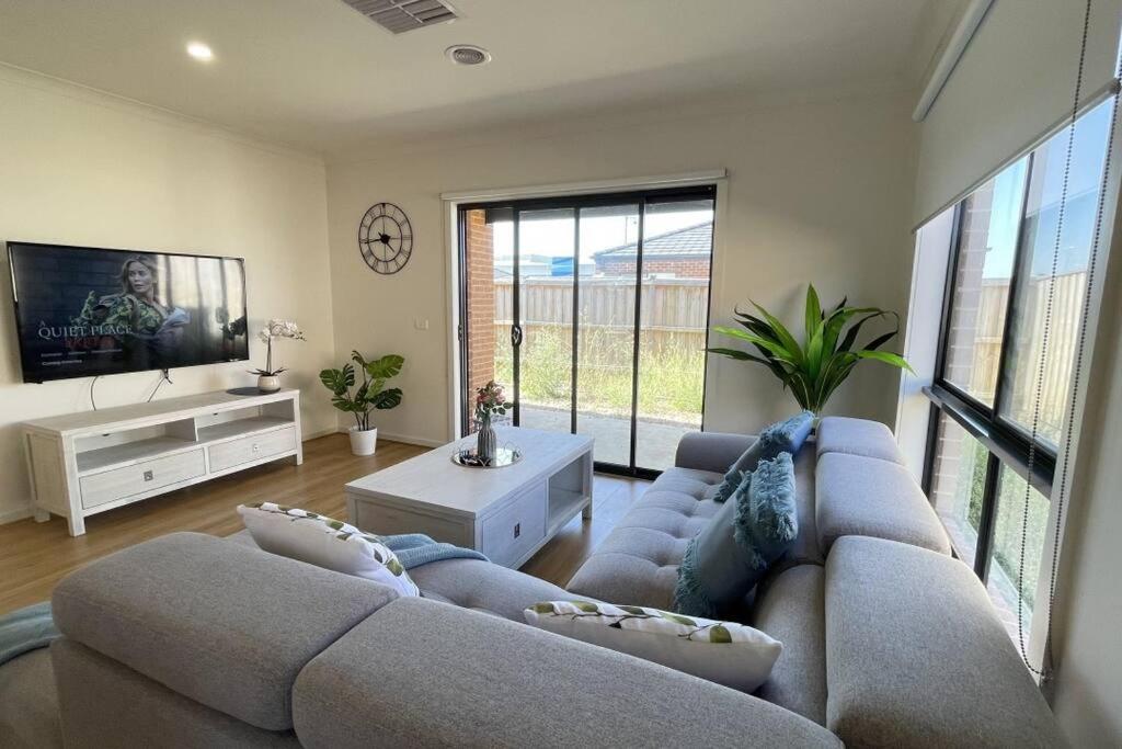 New 5-BRM Rental House Free Parking Wifi @Melton - Housity