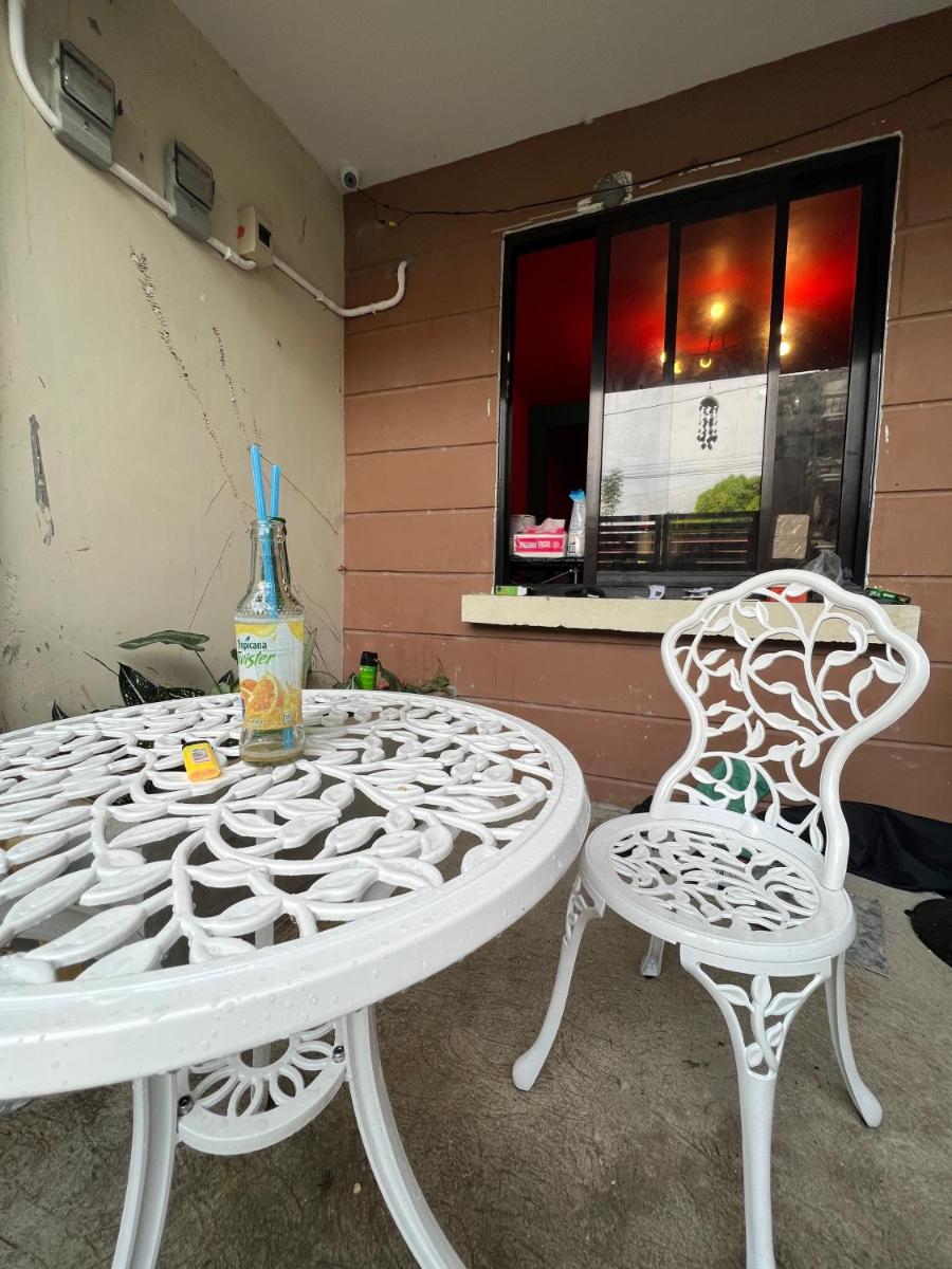 Suitetrails - GCASH - Taal cozy private homestay with PRIVATE attached bathroom in General Trias - Pink Room
