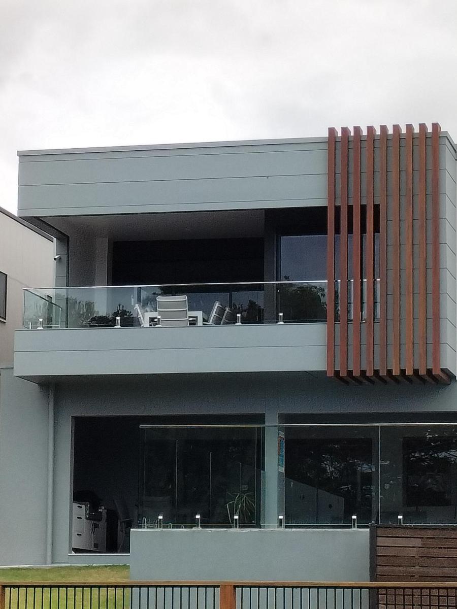 Lovely Upstairs Apartment with Ocean Views - Housity
