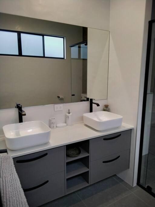 Lovely Upstairs Apartment with Ocean Views - Housity