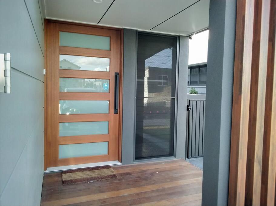 Lovely Upstairs Apartment with Ocean Views - Housity
