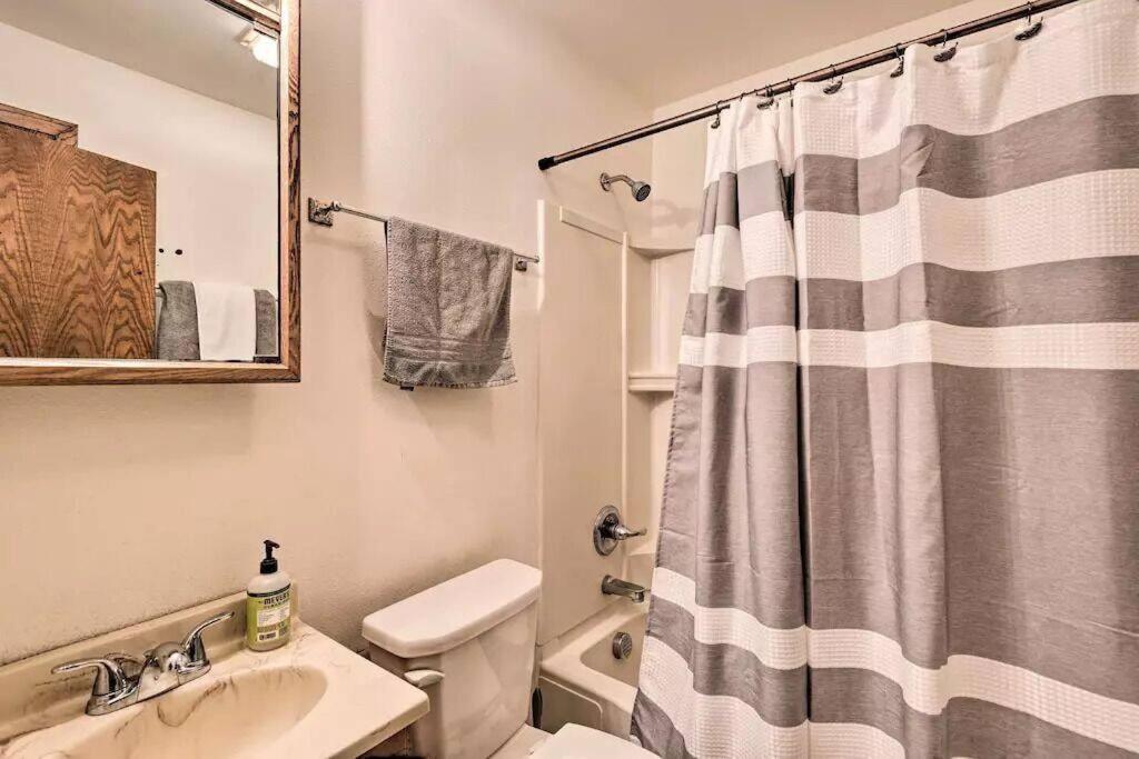 Riverside Hideout: 3 Mi to Downtown Cedar Falls! - Housity