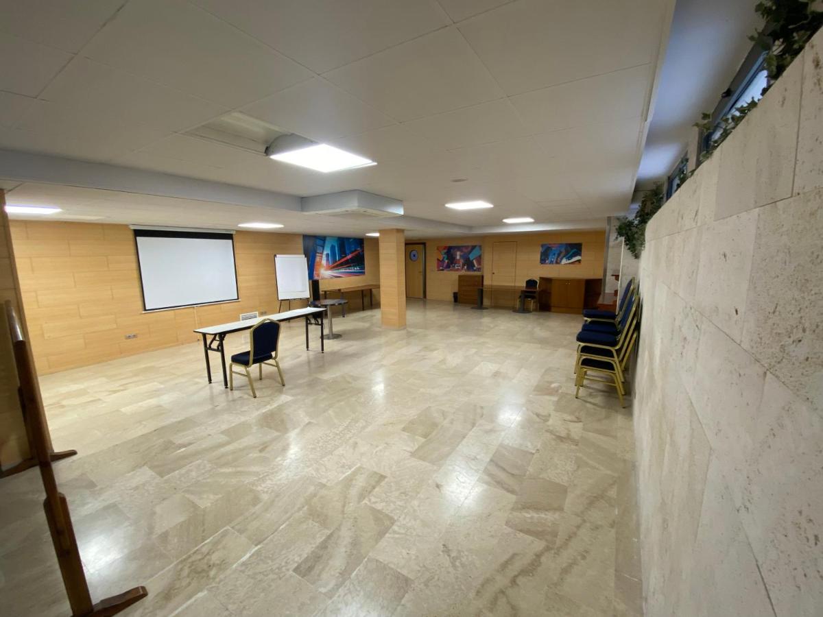 Una televisión o centro de entretenimiento en Spa Hotel Ciudad de Teruel