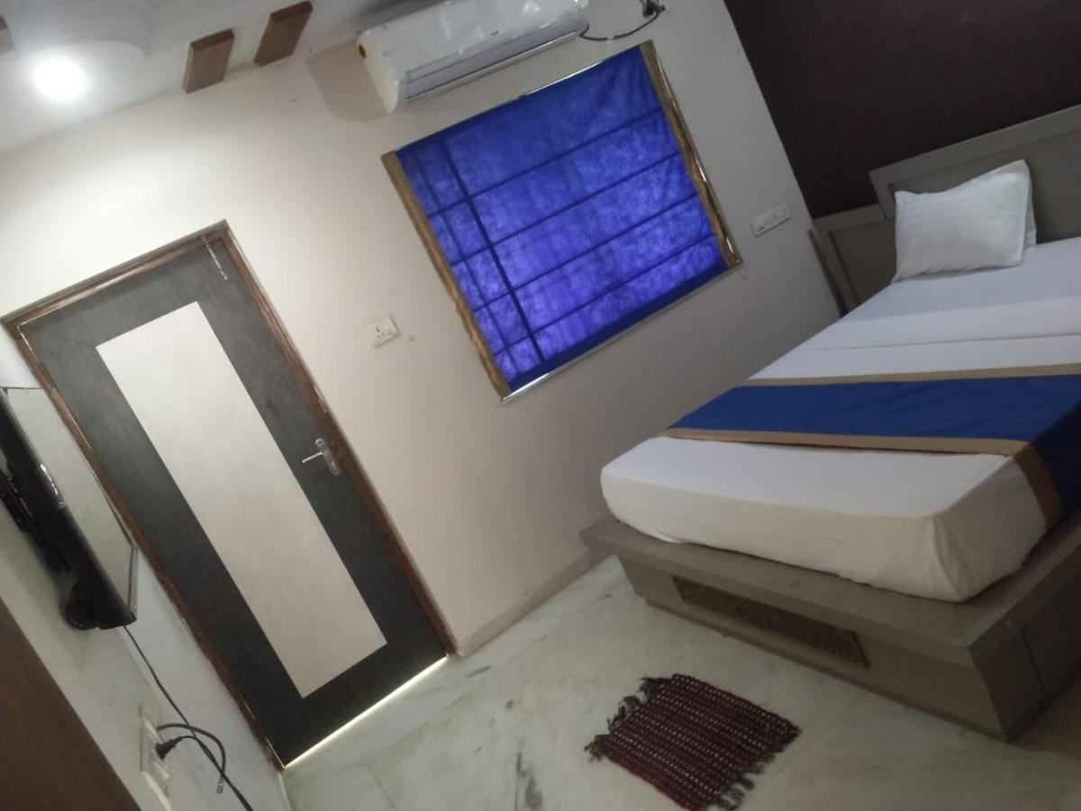 Four Seasons Hotels By WB Inn - Housity