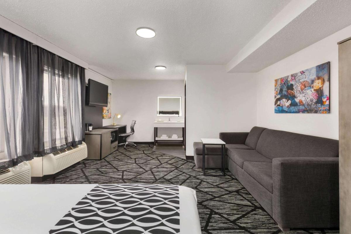 La Quinta Inn & Suites by Wyndham Cleveland Airport West - Housity