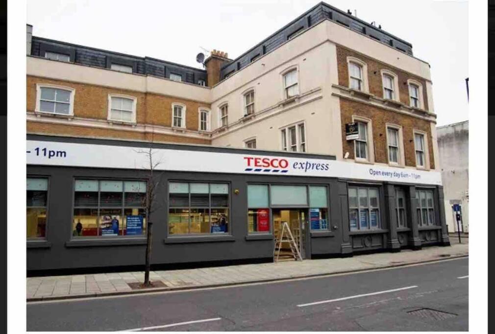 Spacious One Bedroom Private Flat in Brixton +Wifi - Housity