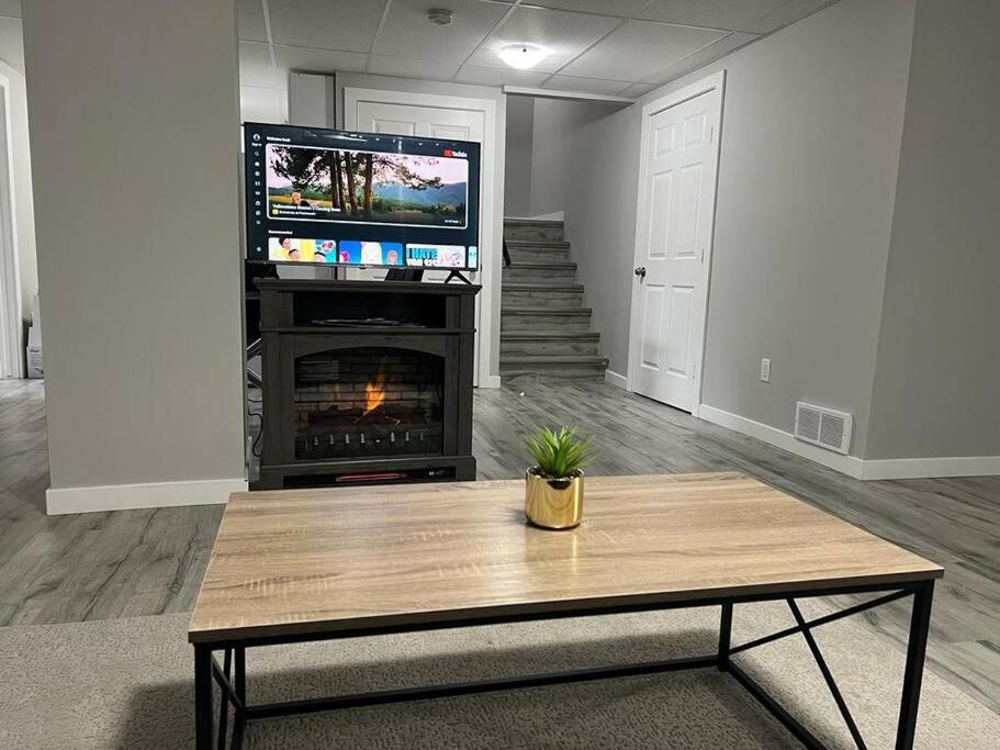 Cozy Modern and Lavish 2 Bedroom Basement Suite - Housity