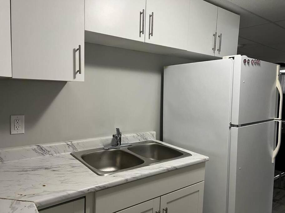 Cozy Modern and Lavish 2 Bedroom Basement Suite - Housity