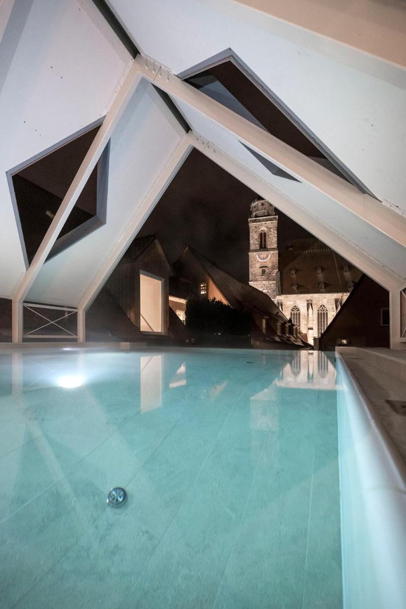 Der Swimmingpool an oder in der Nähe von HOTEL & SPA Goldene Rose