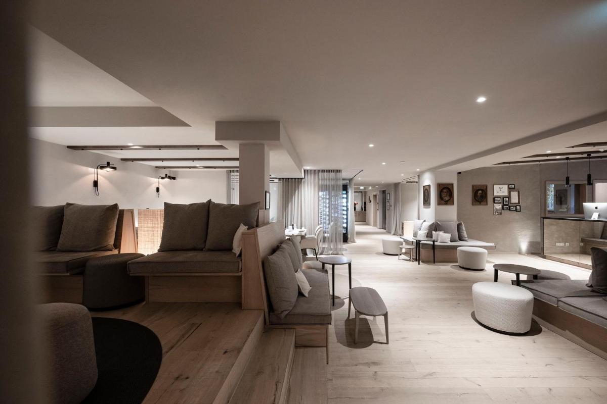 Ein Sitzbereich in der Unterkunft HOTEL & SPA Goldene Rose