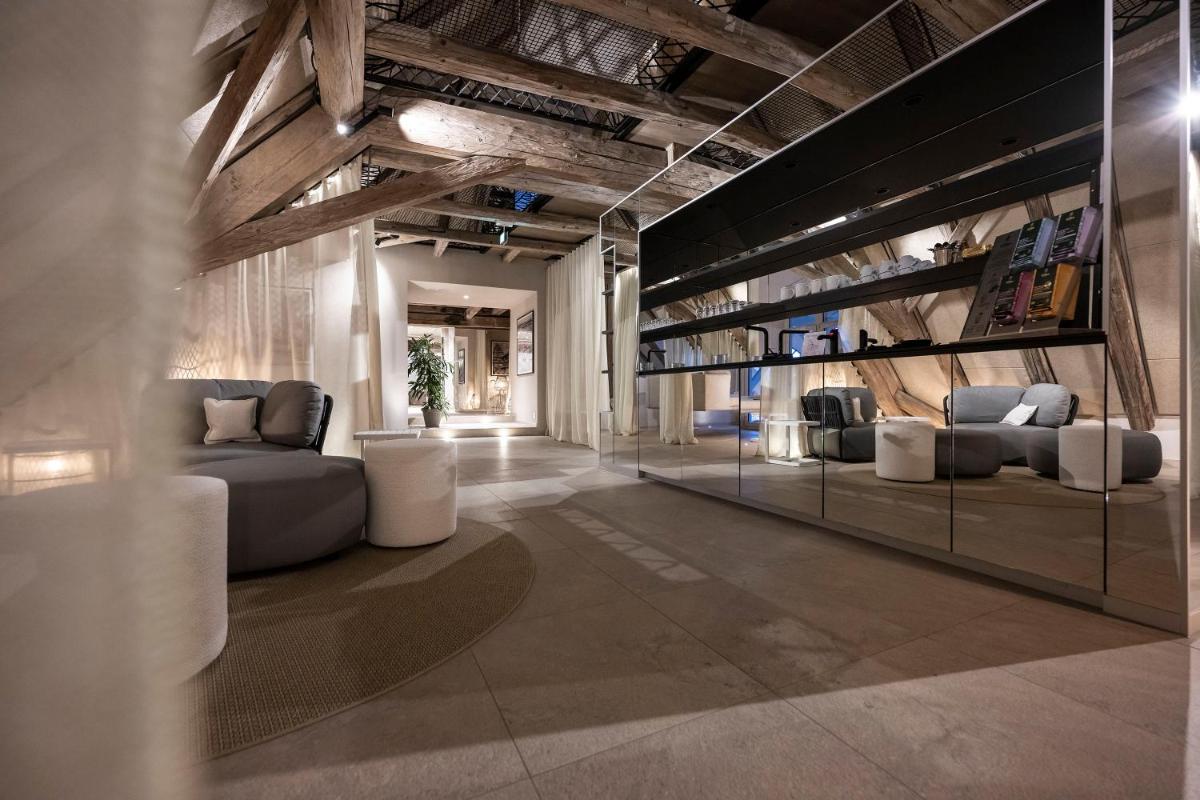 Ein Sitzbereich in der Unterkunft HOTEL & SPA Goldene Rose