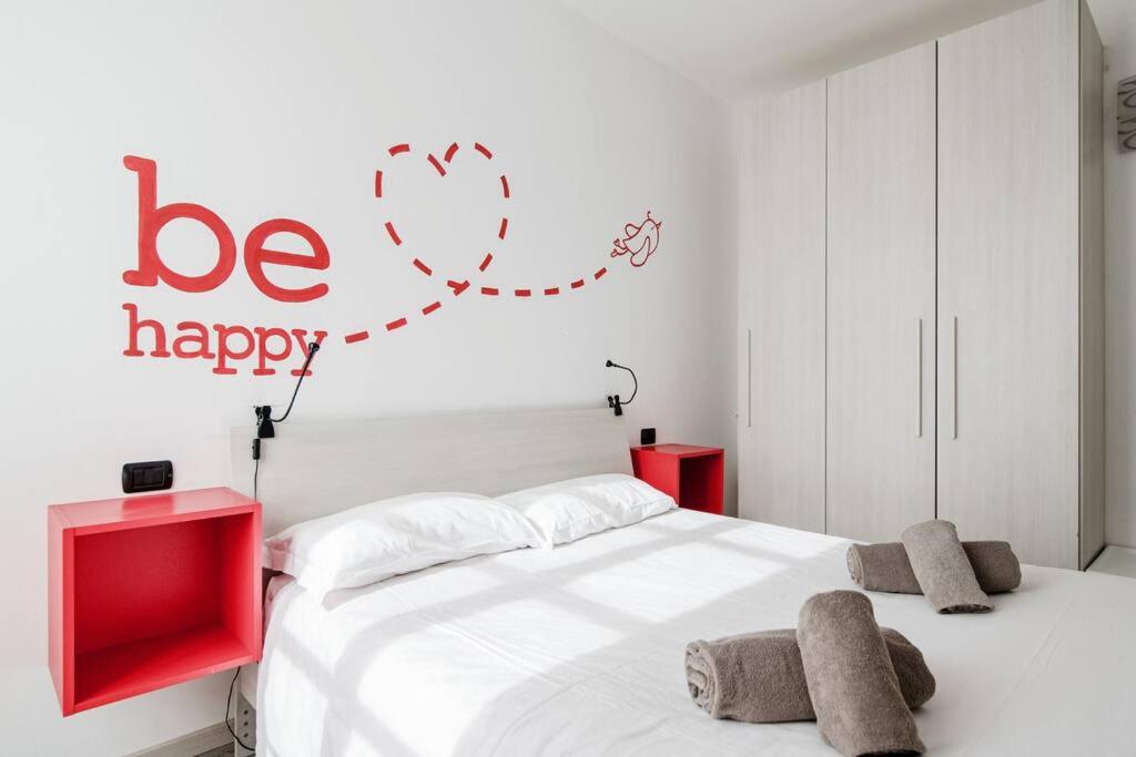 Be Happy - The House Of Travelers - Housity